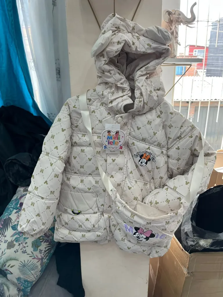 [lele ' 00442] CHAQUETA NIÑA BEIG, CON ESTAMPADO MINNI, LETRAS DE M, CON BOLSO (2 años)