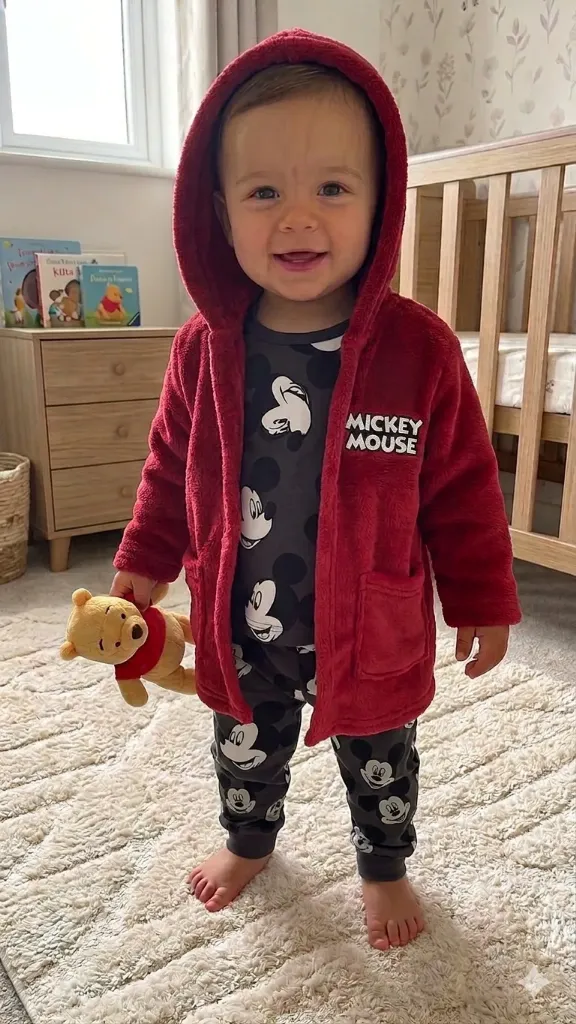 [LELE ' 00089] PIJAMA TRES PIEZAS CON LEVANTADORA COLOR ROJA CON PANTALON GRIS Y BUSO GRIS ESTAMPADO MICKY (3-6 meses)
