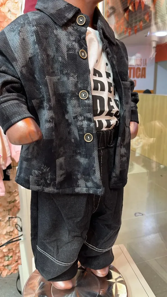 [LELE ' 00172] CONJUNTO NIÑO, TRES PIEZAS, CHAQUETA NEGRA , CON JEAN NEGRO Y BUSO PODEST (2 años)