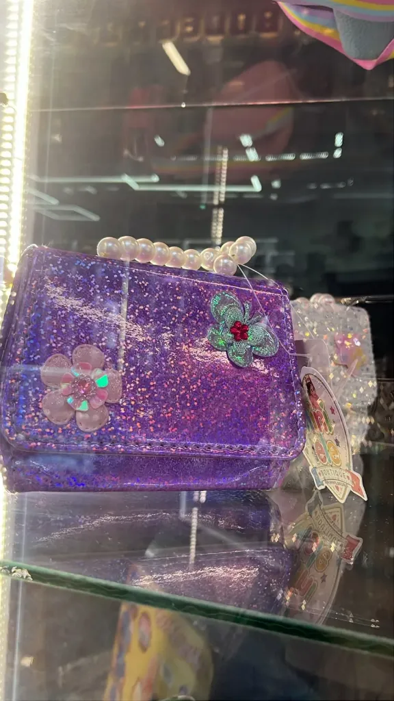 [LELE ' 00209] BOLSO NIÑA MORADO BRILLANTE MANIJA PERLA BLANCA